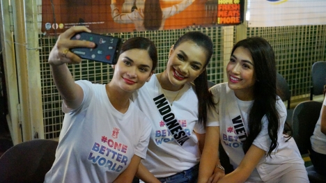 Lệ Hằng hội ngộ Hoa hậu Pia Wurtzbach trao học bổng cho trẻ em nghèo tại Philippines